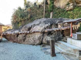 釣石神社の巨石　
