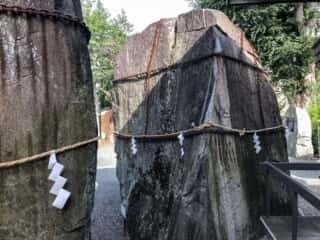 三ツ石神社の巨石