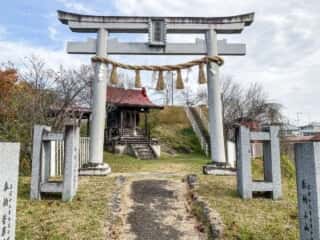 夫婦石に隣接する彌栄神社