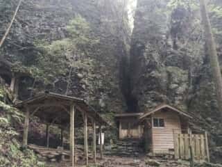 大師堂・岩屋寺逼割行場（せりわり）