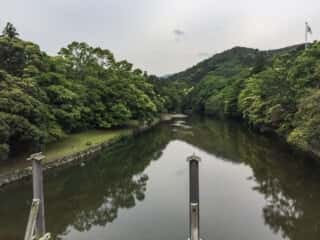 宇治橋から五十鈴川を眺める