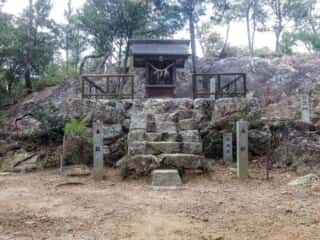 石上布都魂神社　御神体拝殿