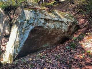 七高山奥院の巨石群