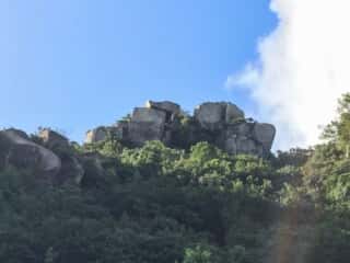 頂上周辺の岩石