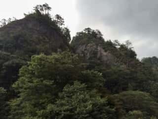 大師堂・岩屋寺の大岩壁