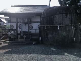 三ツ石神社の巨石