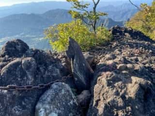 妙義山 登山道 鎖場 背びれ岩