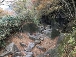 女体山御本殿裏の岩場