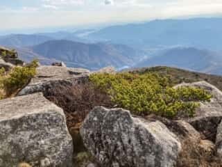 五葉山　黒岩の巨石群から望む太平洋