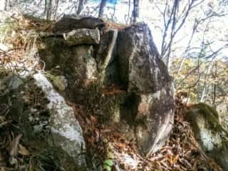 守屋山腹の巨石