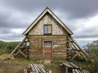 白神岳避難小屋