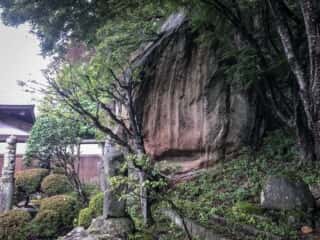 宝珠山立石寺の巨石