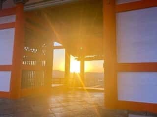 西門から夕日を望む
