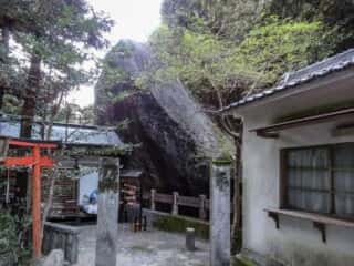 磐船神社　磐座