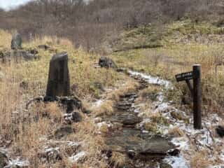 殺生石から展望台への山道