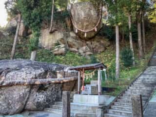 釣石神社　巨石群からなる磐座