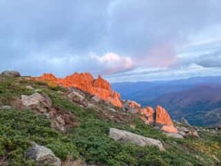 夕日に赤く染まる早池峰山の巨石群