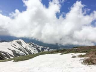 雪に覆われている月山