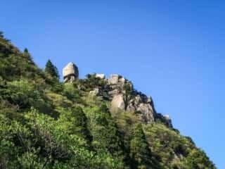 御在所岳 遠くに大黒岩を望む