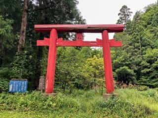 石の塔への登山道入口の鳥居