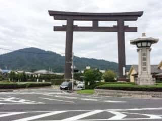 大神神社参道から眺める三輪山