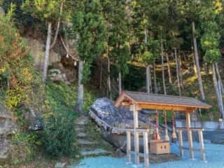 釣石神社　境内の巨石