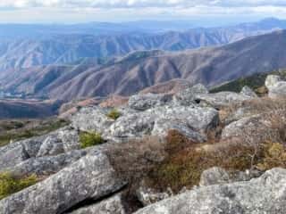 五葉山　黒岩の巨石群から望む山並み
