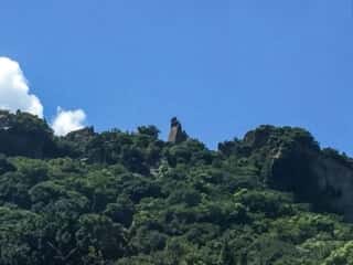 頂上周辺の岩石