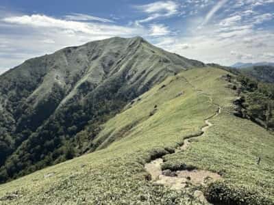 焼山の跡と考えられる次郎笈から剣山への尾根伝い