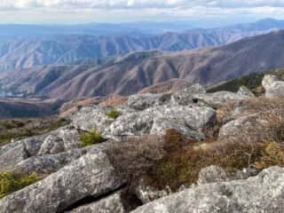 五葉山 黒岩の巨石群から望む山々
