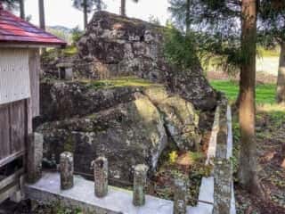 磐神社　御神体の磐座