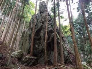 石尾神社　手前の巨石