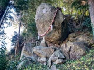 釣石神社　磐座