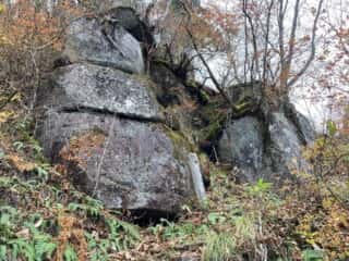 石上登山道
