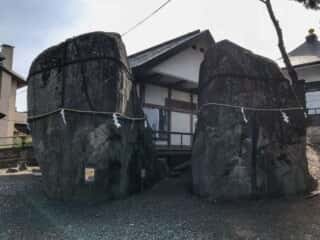 三ツ石神社の巨石
