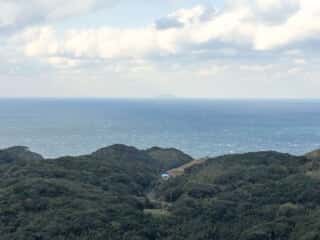 大島御獄山展望台から沖ノ島を望む