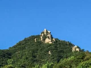 頂上周辺の岩石
