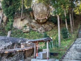 釣石神社　磐座