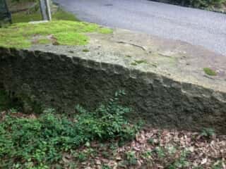 三方石観世音の巨石　矢の跡