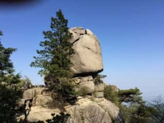 御在所岳 大黒岩を真横から望む