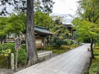 広隆寺　霊宝殿入口