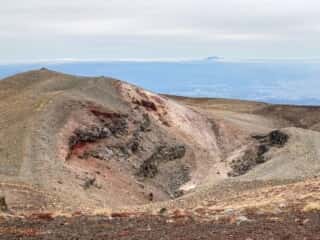 岩手山 山頂から八甲田山を望む