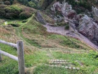 願掛岩へ降りる山道