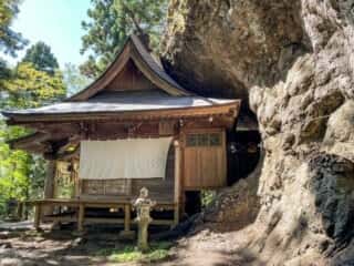 中之獄神社 拝殿と磐座
