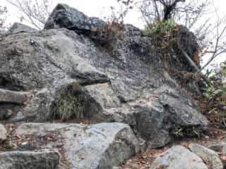 女体山御本殿裏の岩場