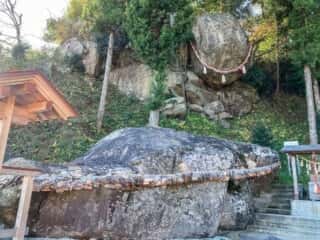 釣石神社の巨石と磐座