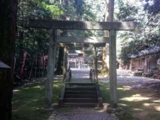 阿射加神社 鳥居と参道 (阿佐加乃藤方樋宮比定地)