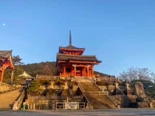 西門と三重塔