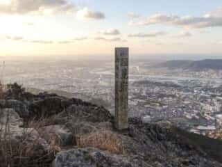 皿倉山 国見岩の碑