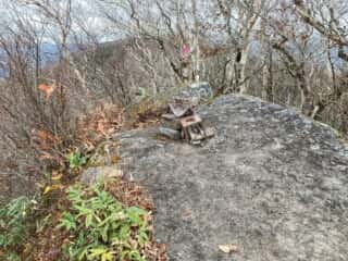 石上登山道